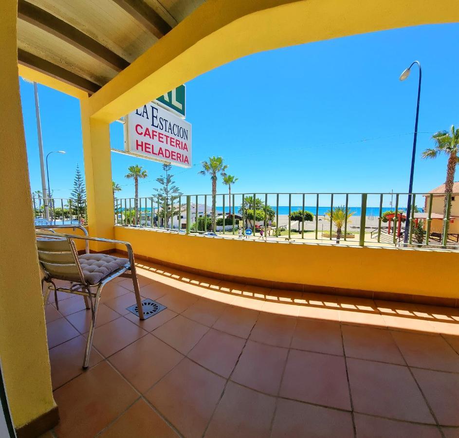 Hostal La Estacion Benajarafe Bagian luar foto