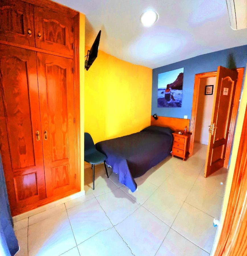 Hostal La Estacion Benajarafe Bagian luar foto