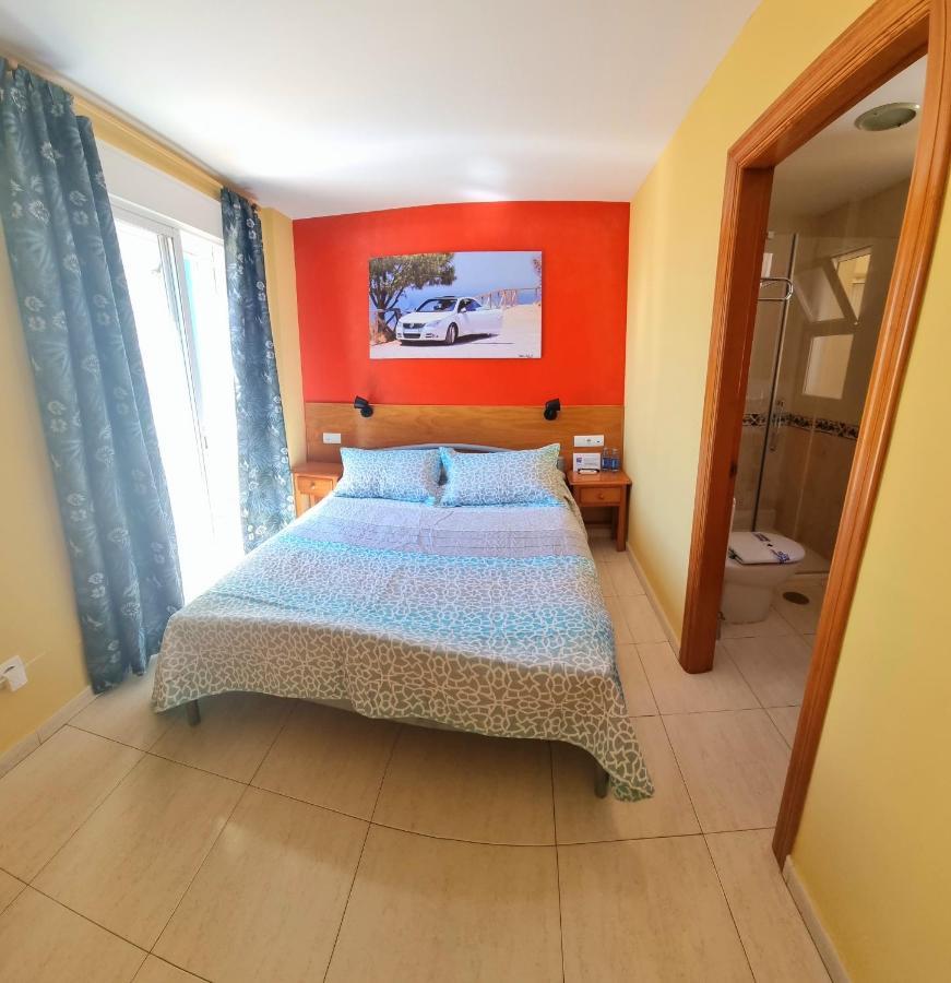 Hostal La Estacion Benajarafe Bagian luar foto