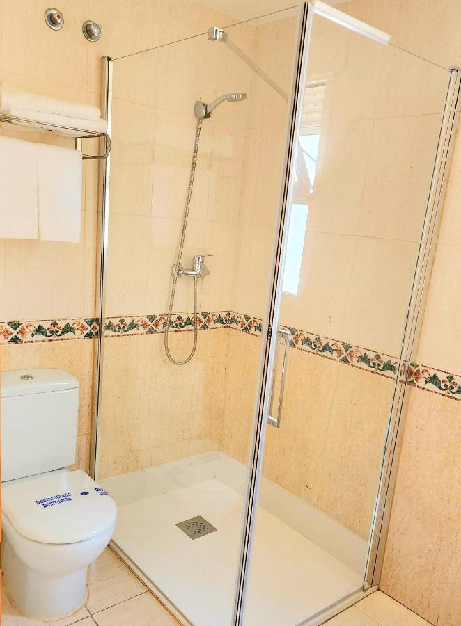 Hostal La Estacion Benajarafe Bagian luar foto