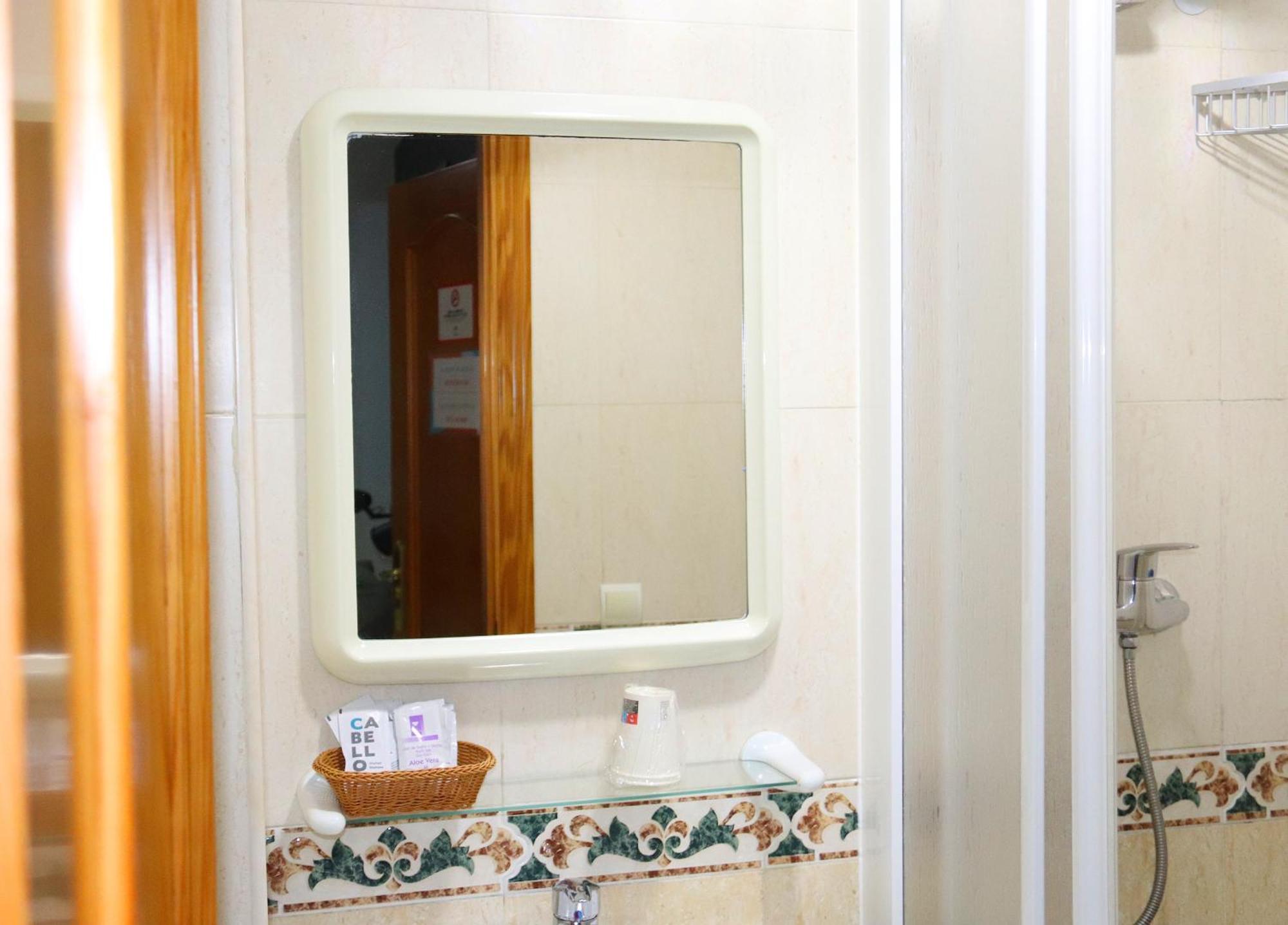Hostal La Estacion Benajarafe Bagian luar foto