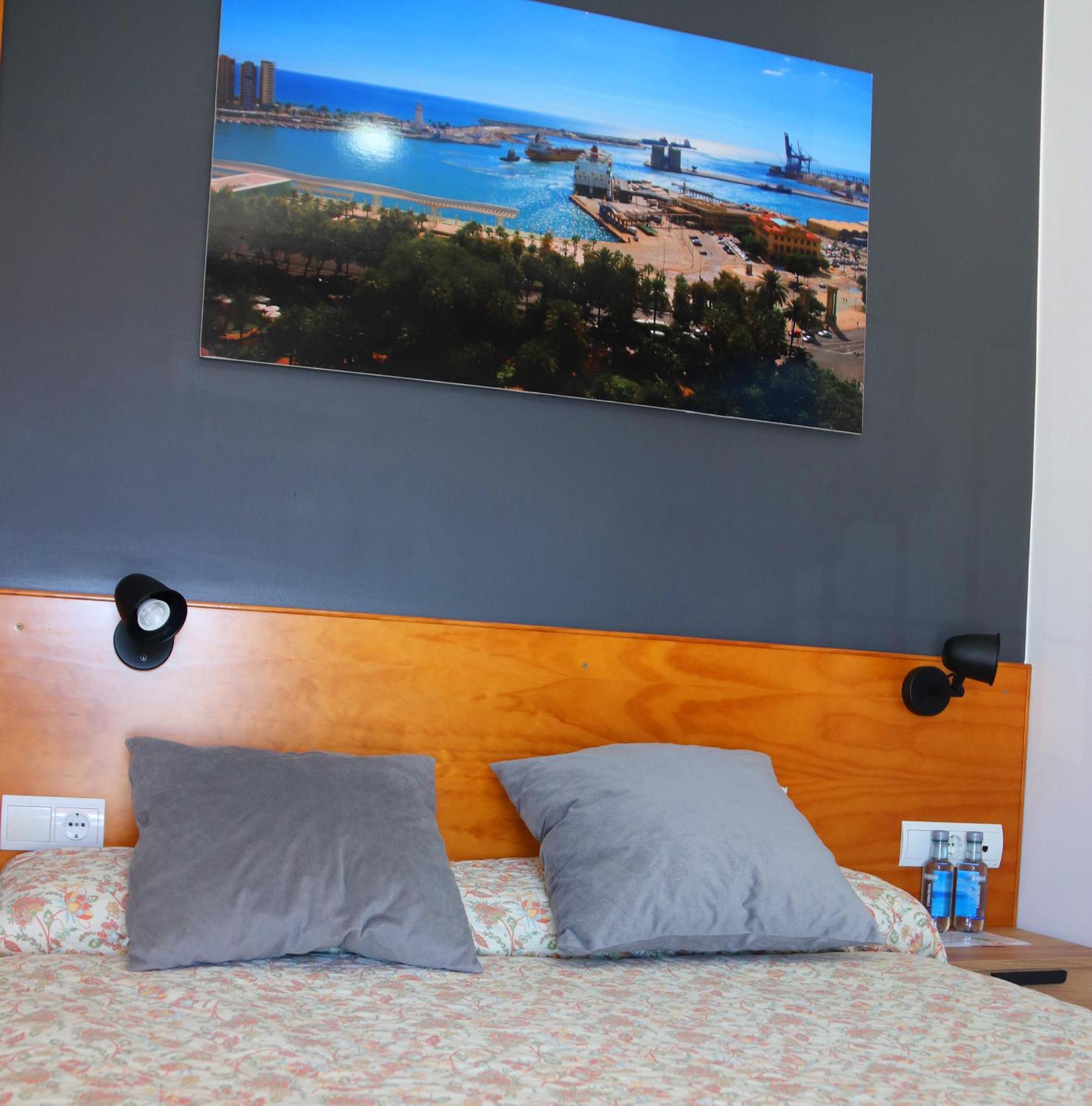 Hostal La Estacion Benajarafe Bagian luar foto
