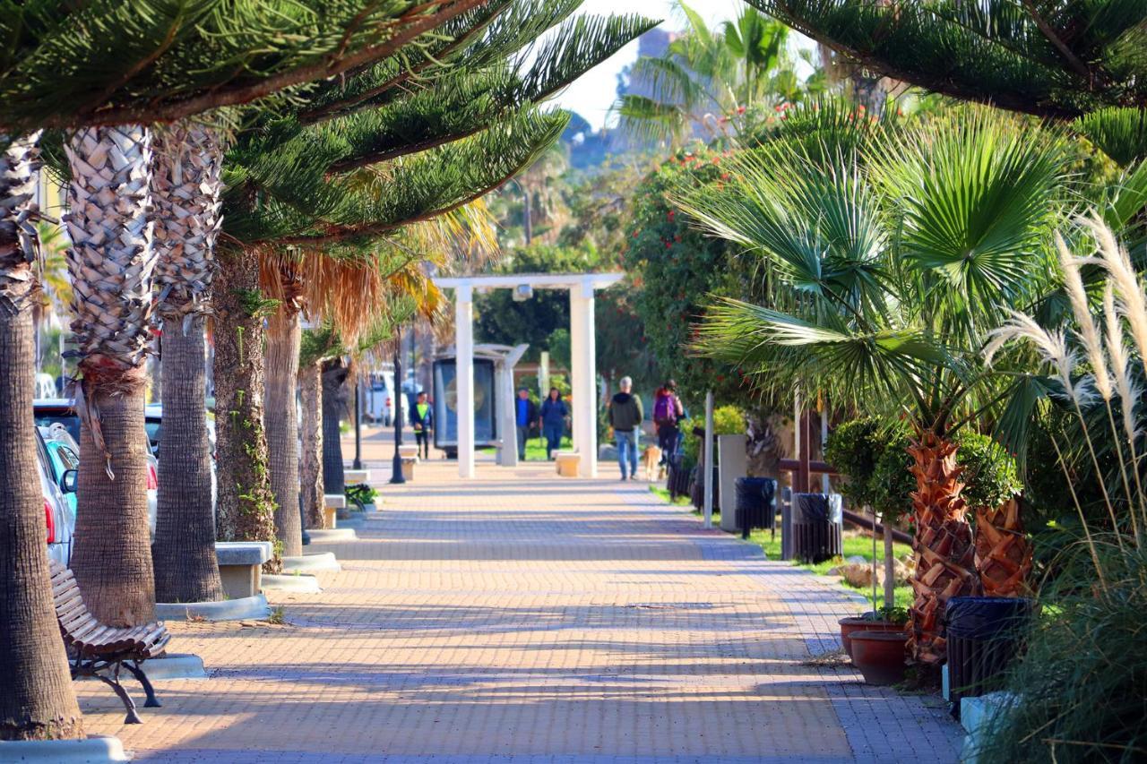 Hostal La Estacion Benajarafe Bagian luar foto
