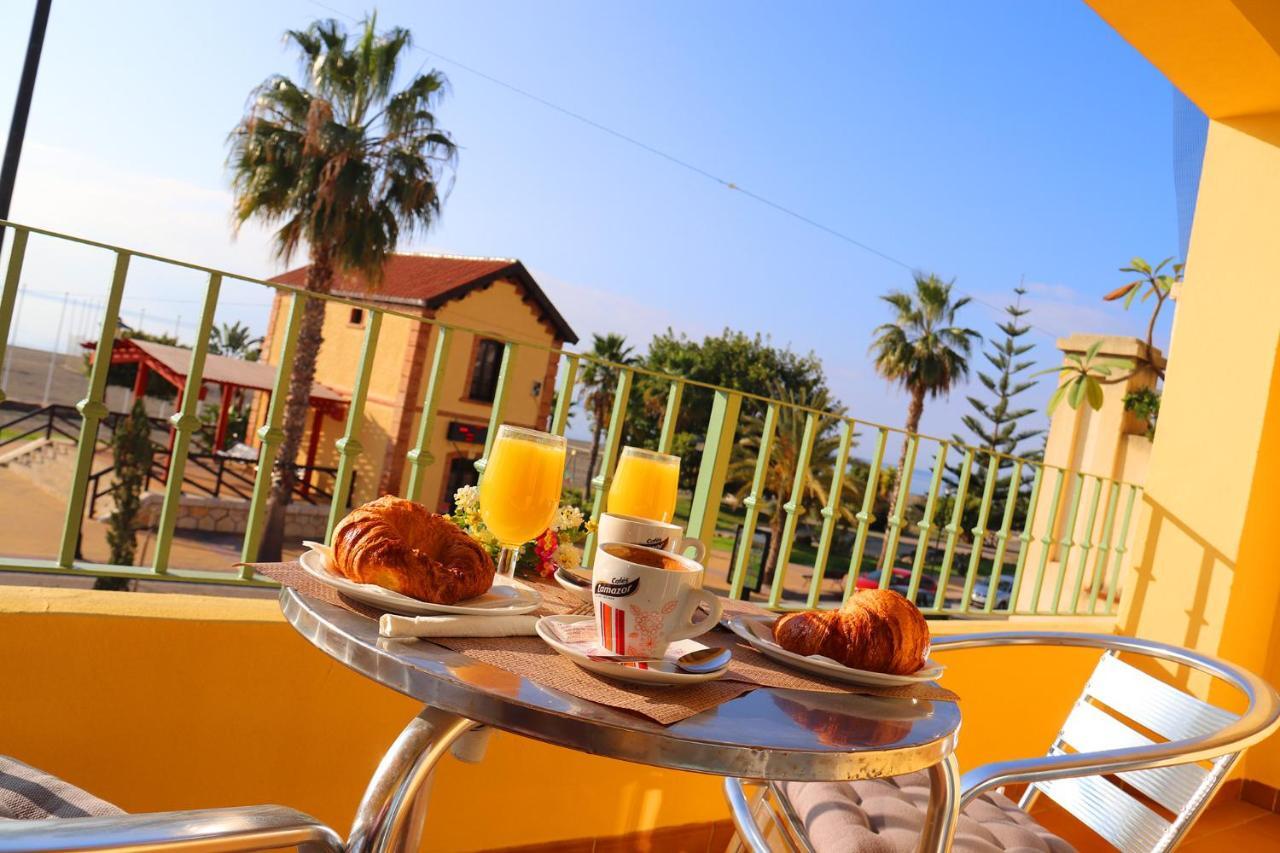 Hostal La Estacion Benajarafe Bagian luar foto