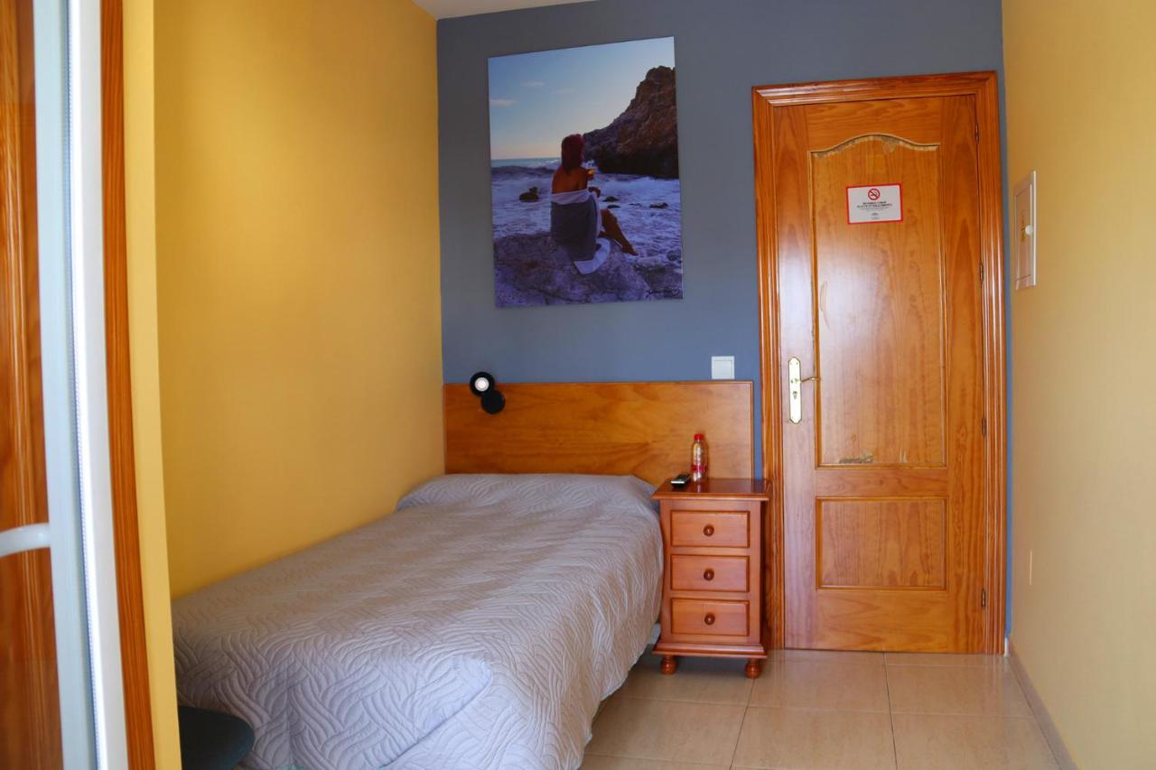 Hostal La Estacion Benajarafe Bagian luar foto