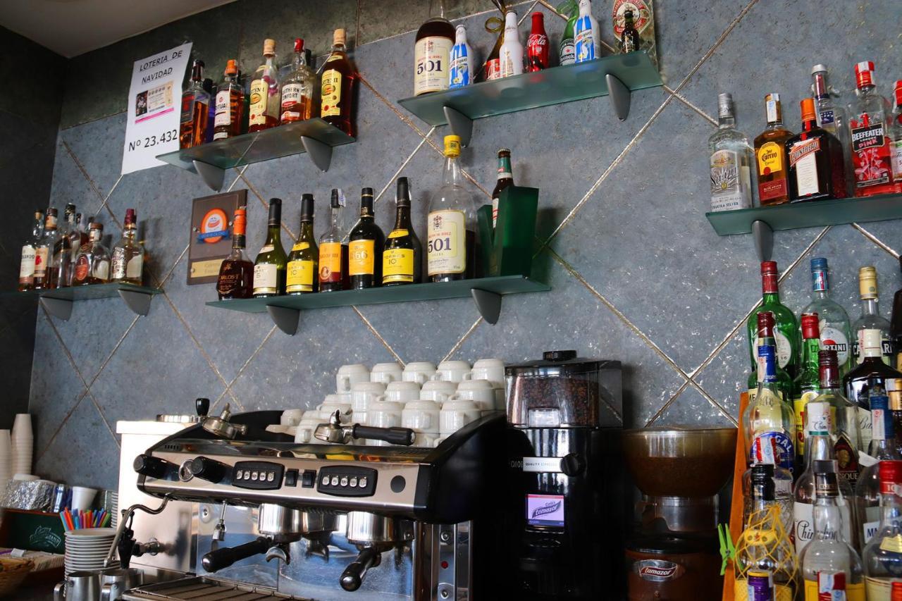 Hostal La Estacion Benajarafe Bagian luar foto