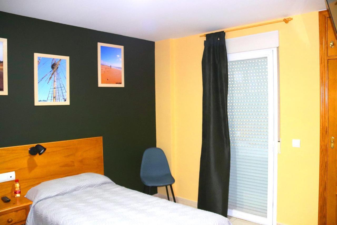 Hostal La Estacion Benajarafe Bagian luar foto